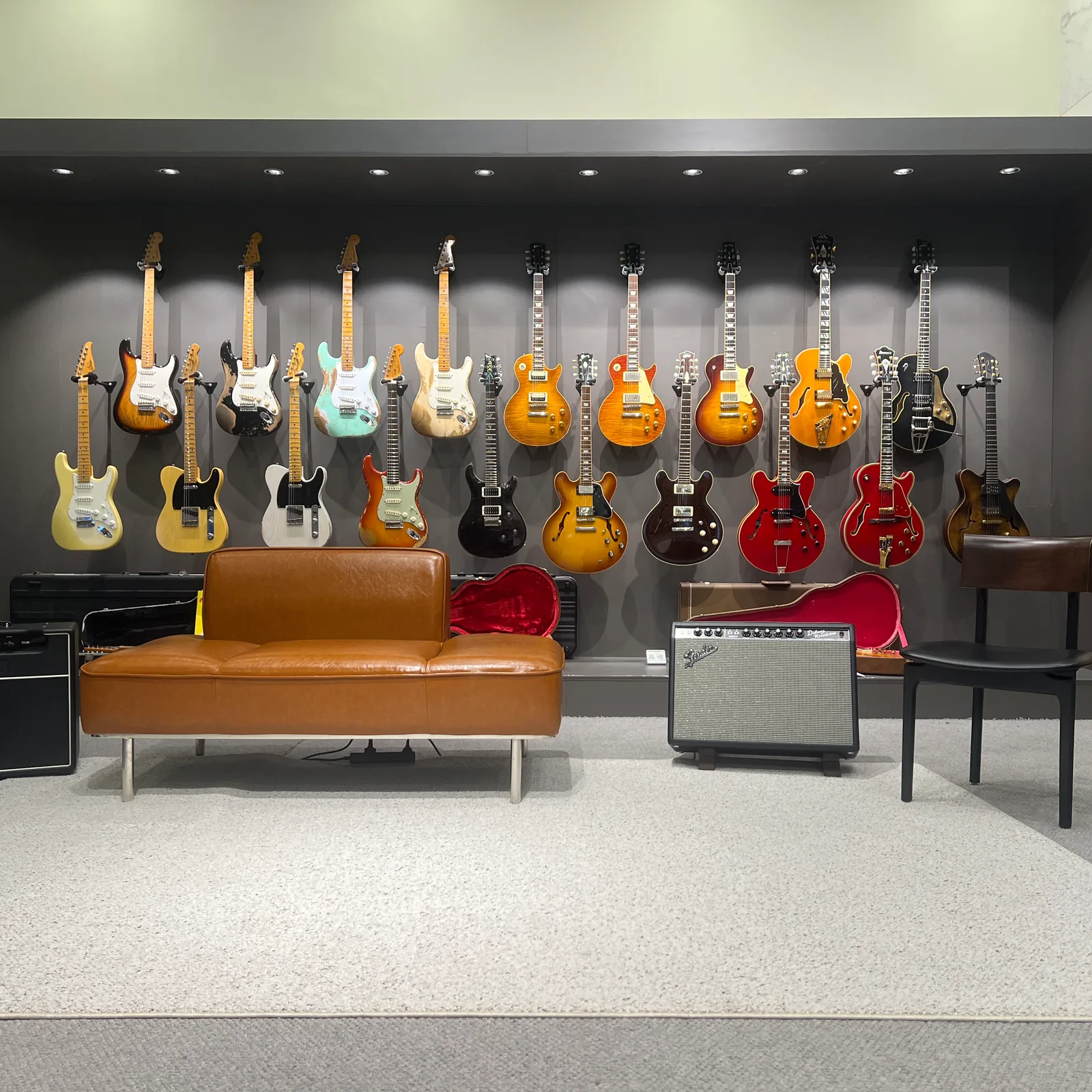 工作室吉他展墙与试琴座位全景